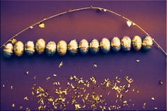 De kleurrijke Achtergrond van Pasen Gouden confettien op gekleurde bladen Het gouden ei van Pasen op oppervlakte Hoogste mening v royalty-vrije stock fotografie De kleurrijke Achtergrond van Pasen Gouden confettien op gekleurde bladen Het gouden ei van Pasen op oppervlakte Hoogste mening v royalty-vrije stock fotografie