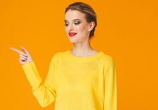 De kleurrijke rode lippen van de make-upvrouw in gele kleren op de manierachtergrond van de kleuren gelukkige zomer manicured spi royalty-vrije stock foto De kleurrijke rode lippen van de make-upvrouw in gele kleren op de manierachtergrond van de kleuren gelukkige zomer manicured spi royalty-vrije stock foto