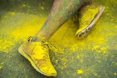 De kleurrijke schoenen en de benen van tieners bij kleur stellen gebeurtenis in werking Royalty-vrije Stock Foto's De kleurrijke schoenen en de benen van tieners bij kleur stellen gebeurtenis in werking Royalty-vrije Stock Foto's