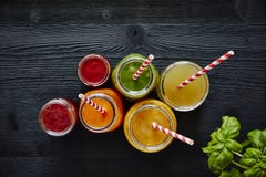 De kleurrijke verse organische gezonde dranken van de sapbar Stock Fotografie De kleurrijke verse organische gezonde dranken van de sapbar Stock Fotografie