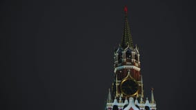 De Klokkengelui van het Kremlin en de muur van het Kremlin, rode ster, sluiten omhoog, nacht, geen mensen stock footage De Klokkengelui van het Kremlin en de muur van het Kremlin, rode ster, sluiten omhoog, nacht, geen mensen stock footage