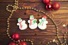 De koekjes van de Kerstmispeperkoek op houten achtergrond stock illustratie De koekjes van de Kerstmispeperkoek op houten achtergrond stock illustratie