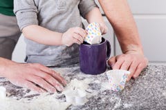 De koekjes van het de zoonsbaksel van het vaderonderwijs royalty-vrije stock fotografie De koekjes van het de zoonsbaksel van het vaderonderwijs royalty-vrije stock fotografie