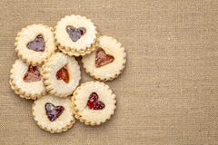 De koekjes van het jamhart op jutecanvas royalty-vrije stock afbeeldingen De koekjes van het jamhart op jutecanvas royalty-vrije stock afbeeldingen