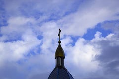 De koepel van de Kerk met een kruis tegen de blauwe hemel stock afbeeldingen De koepel van de Kerk met een kruis tegen de blauwe hemel stock afbeeldingen