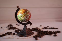 De koffie van verschillende landen, een bol van koffie, wordt koffie over de hele wereld van gehouden stock foto De koffie van verschillende landen, een bol van koffie, wordt koffie over de hele wereld van gehouden stock foto