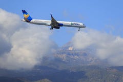 De kok die van de Condorthomas van vliegtuigboeing 757-330 in Tenerife landen aiport stock foto's De kok die van de Condorthomas van vliegtuigboeing 757-330 in Tenerife landen aiport stock foto's