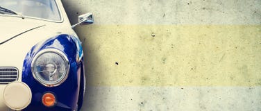 De koplamp van de oude mooie auto op de achtergrond van een concrete muur De ruimte van het exemplaar De reparatie van conceptenb royalty-vrije stock fotografie De koplamp van de oude mooie auto op de achtergrond van een concrete muur De ruimte van het exemplaar De reparatie van conceptenb royalty-vrije stock fotografie