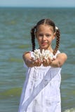 De koralen van de meisjesholding in zijn uitgestrekte handen Royalty-vrije Stock Foto's De koralen van de meisjesholding in zijn uitgestrekte handen Royalty-vrije Stock Foto's