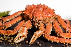 De krab van Kamchatka ligt op een schotel met kruiden stock afbeeldingen De krab van Kamchatka ligt op een schotel met kruiden stock afbeeldingen