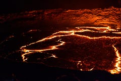 De krater van de het Aalvulkaan van panoramaerta, smeltende lava, Danakil-depressie, Ethiopië royalty-vrije stock foto De krater van de het Aalvulkaan van panoramaerta, smeltende lava, Danakil-depressie, Ethiopië royalty-vrije stock foto
