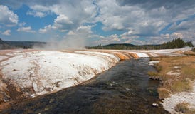 De Kreek en Cliff Geyser van de ijzerlente in het Zwarte Bassin van de Zandgeiser in het Nationale Park van Yellowstone in Wyomin Royalty-vrije Stock Afbeelding De Kreek en Cliff Geyser van de ijzerlente in het Zwarte Bassin van de Zandgeiser in het Nationale Park van Yellowstone in Wyomin Royalty-vrije Stock Afbeelding