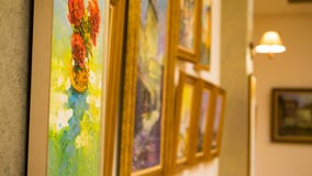 De kunst van Sinaiaroemenië december in museum van cultuur met colorfullschilderijen stock afbeeldingen De kunst van Sinaiaroemenië december in museum van cultuur met colorfullschilderijen stock afbeeldingen