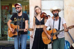 De kunstenaars presteren in de straat Buskersfestival NASHVILLE & BACKBONES stock afbeelding De kunstenaars presteren in de straat Buskersfestival NASHVILLE & BACKBONES stock afbeelding