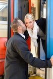 De kussende vrouw van de man vaarwel op wangtrein royalty-vrije stock foto De kussende vrouw van de man vaarwel op wangtrein royalty-vrije stock foto