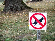 De la muestra un parque adentro prohibido para los perros imágenes de archivo libres de regalías De la muestra un parque adentro prohibido para los perros imágenes de archivo libres de regalías