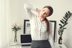 De la mujer joven del freelancer dolor muscular formal del estilo del concepto de Ministerio del Interior dentro fotografía de archivo De la mujer joven del freelancer dolor muscular formal del estilo del concepto de Ministerio del Interior dentro fotografía de archivo