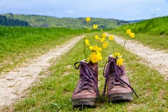De laarzen van de wandeling op een manier De laarzen van de wandeling op een manier