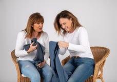 de lach van 50 éénjarigenvrienden samen stock foto's de lach van 50 éénjarigenvrienden samen stock foto's