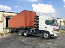 De ladingsgoederen van de containervrachtwagen bij pakhuis stock afbeelding De ladingsgoederen van de containervrachtwagen bij pakhuis stock afbeelding