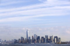 De lagere horizon van Manhattan met blauwe die hemel en wolken van s worden gezien stock afbeeldingen De lagere horizon van Manhattan met blauwe die hemel en wolken van s worden gezien stock afbeeldingen