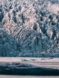 De Lagune van de gletsjer in IJsland jokulsarlon verticale schot van lagune beautfiul het gevormde ijsbergen royalty-vrije stock fotografie De Lagune van de gletsjer in IJsland jokulsarlon verticale schot van lagune beautfiul het gevormde ijsbergen royalty-vrije stock fotografie