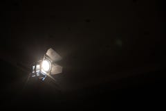 De lampschijnwerper voor directeur maakt bioskoop en video stock afbeelding De lampschijnwerper voor directeur maakt bioskoop en video stock afbeelding