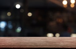De lege donkere houten lijst voor samenvatting vertroebelde achtergrond van restaurant, koffie en koffiewinkelbinnenland kan word royalty-vrije stock foto De lege donkere houten lijst voor samenvatting vertroebelde achtergrond van restaurant, koffie en koffiewinkelbinnenland kan word royalty-vrije stock foto