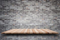De lege hoogste houten planken en achtergrond van de steenmuur royalty-vrije stock foto De lege hoogste houten planken en achtergrond van de steenmuur royalty-vrije stock foto