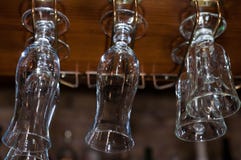 De lege schone glazen hingen over houten bar royalty-vrije stock afbeeldingen De lege schone glazen hingen over houten bar royalty-vrije stock afbeeldingen