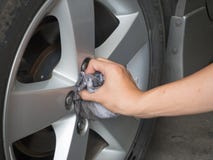 De legeringswielen van de wasauto stock afbeeldingen De legeringswielen van de wasauto stock afbeeldingen
