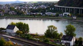 De lengte van de tijdtijdspanne van vervoer, auto's op de weg, schepen op de rivier, trein op de sporen De lengte van de tijdtijdspanne van vervoer, auto's op de weg, schepen op de rivier, trein op de sporen