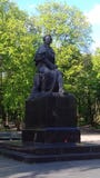 De lente in Pushkin-Park - een monument aan Pushkin dat in groen wordt ondergedompeld stock afbeeldingen De lente in Pushkin-Park - een monument aan Pushkin dat in groen wordt ondergedompeld stock afbeeldingen