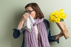 De lenteallergie voor stuifmeel Vrouw met boeket royalty-vrije stock afbeeldingen De lenteallergie voor stuifmeel Vrouw met boeket royalty-vrije stock afbeeldingen