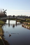 De lentereis aan Zaanse Schans Vreedzame kanalen, rustige rivierenstroom tussen de heuvels De Nederlandse windmolens bevinden zic stock foto's De lentereis aan Zaanse Schans Vreedzame kanalen, rustige rivierenstroom tussen de heuvels De Nederlandse windmolens bevinden zic stock foto's