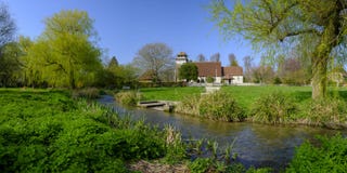 De de lentezonneschijn op St Andrew Kerk in Meonstoke in het Zuiden verslaat Nationaal Park, Hampshire, het UK royalty-vrije stock foto De de lentezonneschijn op St Andrew Kerk in Meonstoke in het Zuiden verslaat Nationaal Park, Hampshire, het UK royalty-vrije stock foto