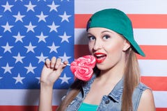 De leuke jonge vrouw proeft zoet suikergoed stock foto's De leuke jonge vrouw proeft zoet suikergoed stock foto's