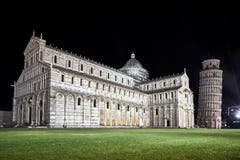 De Leunende Toren en de Kathedraal in Pisa royalty-vrije stock afbeeldingen De Leunende Toren en de Kathedraal in Pisa royalty-vrije stock afbeeldingen