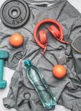 De levensstijl van conceptensporten, hoofdtelefoons, domoren, sinaasappelen, op T-shirt voor opleidingsvlakte die worden opgemaak royalty-vrije stock foto's De levensstijl van conceptensporten, hoofdtelefoons, domoren, sinaasappelen, op T-shirt voor opleidingsvlakte die worden opgemaak royalty-vrije stock foto's