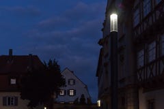 De lichten van de zonsondergangstad en symbolen van een historische stad zoals oud slepen royalty-vrije stock afbeelding De lichten van de zonsondergangstad en symbolen van een historische stad zoals oud slepen royalty-vrije stock afbeelding
