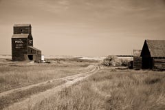 De Lift van de Korrel van de prairie op het Canadese landschap stock afbeeldingen De Lift van de Korrel van de prairie op het Canadese landschap stock afbeeldingen