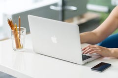 De Lucht van Apple MacBook bij het bureau De Lucht van Apple MacBook bij het bureau
