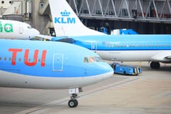 De Luchthavenschiphol van Amsterdam Nederland - 14 April 2018: Ph-OYI TUI Airlines Boeing 767-300 royalty-vrije stock afbeelding De Luchthavenschiphol van Amsterdam Nederland - 14 April 2018: Ph-OYI TUI Airlines Boeing 767-300 royalty-vrije stock afbeelding