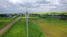 De luchtingenieursspecialist maakt doet de onderhoudsdienst die aan de toren van de telecommunicatiecel werken Cellulair Cellphon stock videobeelden De luchtingenieursspecialist maakt doet de onderhoudsdienst die aan de toren van de telecommunicatiecel werken Cellulair Cellphon stock videobeelden
