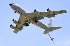 De Luchtmacht van de V.S. het Militaire Bijtanken in Lucht royalty-vrije stock foto De Luchtmacht van de V.S. het Militaire Bijtanken in Lucht royalty-vrije stock foto