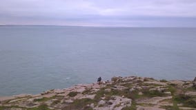 De luchtvideo van de hommelmening in motie van horizon in nea van de Atlantische Oceaan het Fort van Peniche, Portugal Steenstran stock video De luchtvideo van de hommelmening in motie van horizon in nea van de Atlantische Oceaan het Fort van Peniche, Portugal Steenstran stock video