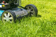 De maaiende gazons, grasmaaimachine op groen gras, het materiaal van het maaimachinegras, maaiend het werkhulpmiddel van de tuinm stock afbeeldingen De maaiende gazons, grasmaaimachine op groen gras, het materiaal van het maaimachinegras, maaiend het werkhulpmiddel van de tuinm stock afbeeldingen