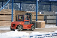 De machine heft timmerhout op een houten fabriek op stock foto De machine heft timmerhout op een houten fabriek op stock foto