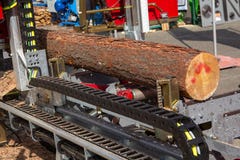 De machine voor een raspilka van opent zaagmolen het programma royalty-vrije stock afbeeldingen De machine voor een raspilka van opent zaagmolen het programma royalty-vrije stock afbeeldingen