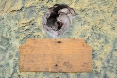 De madera viejo de la vendimia vacía en una pared vieja del cemento fotos de archivo De madera viejo de la vendimia vacía en una pared vieja del cemento fotos de archivo